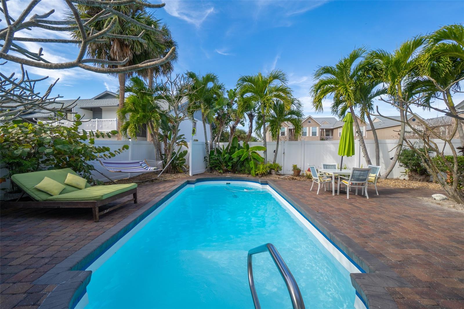 Listing photo id 5 for 8495 Ridgewood Avenue