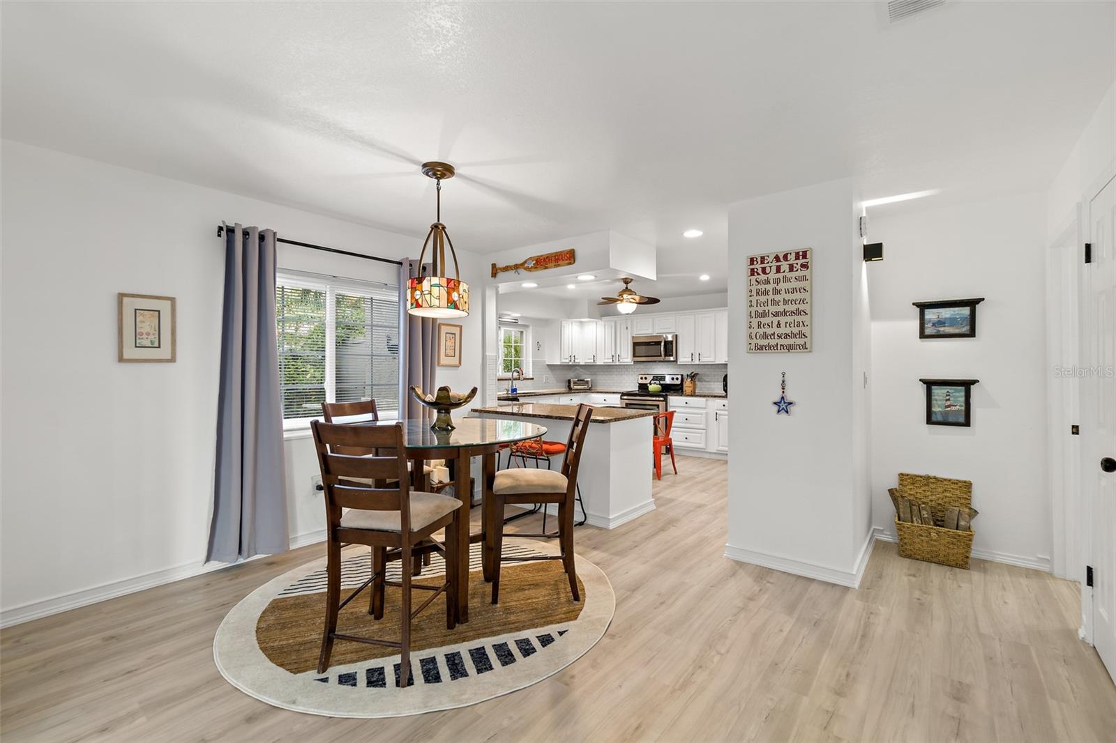 Listing photo id 6 for 8495 Ridgewood Avenue