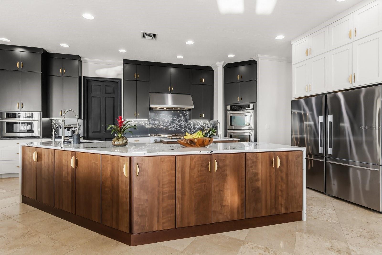 Listing photo id 11 for 2 River Falls Dr