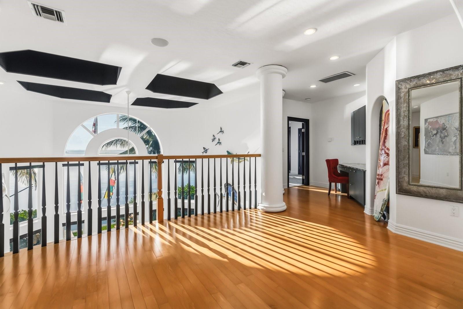 Listing photo id 22 for 2 River Falls Dr