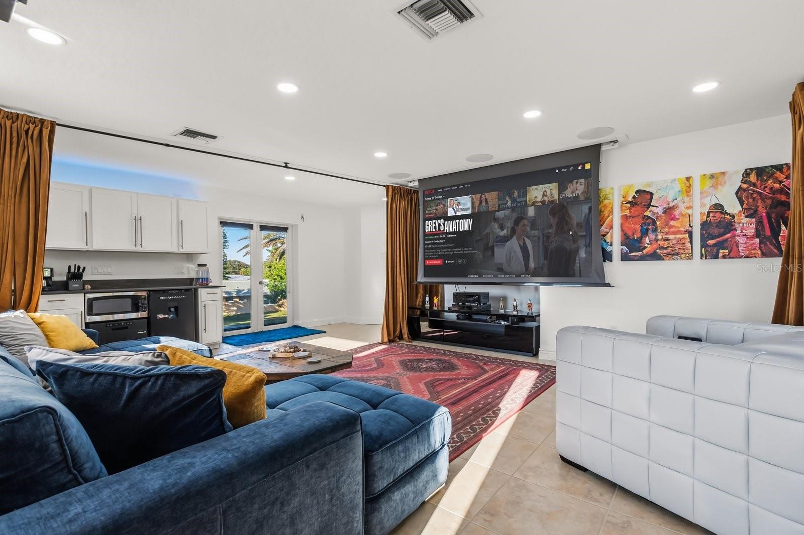 Listing photo id 49 for 2 River Falls Dr