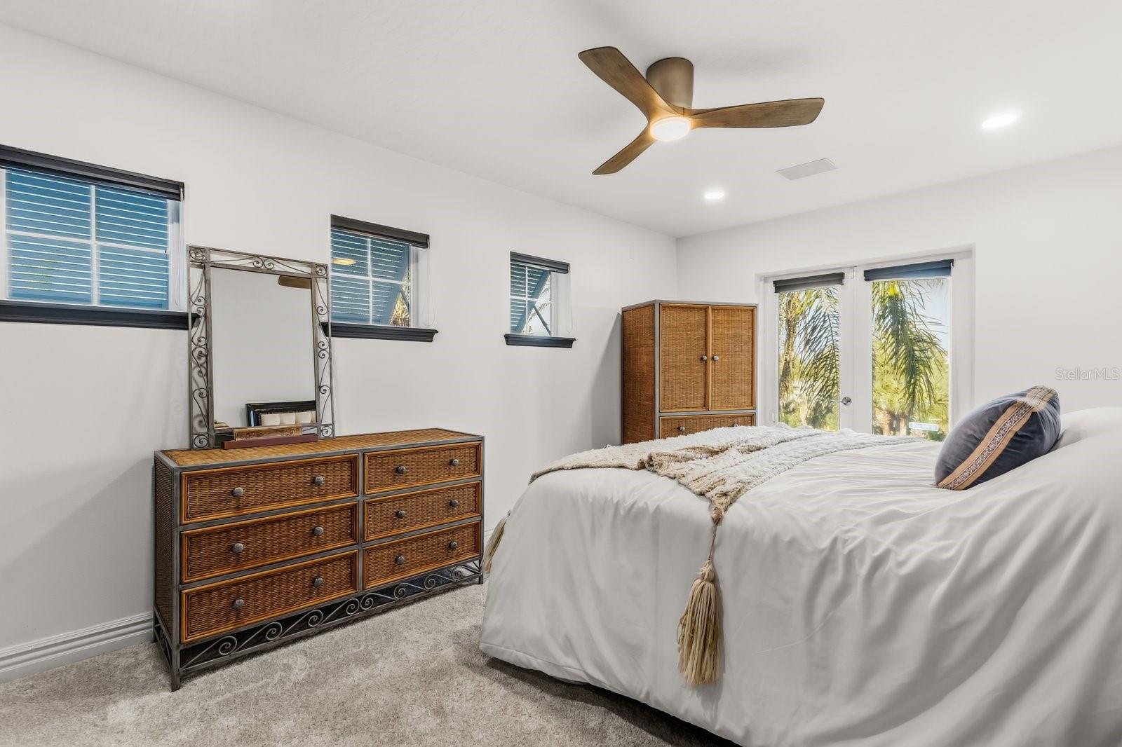 Listing photo id 52 for 2 River Falls Dr