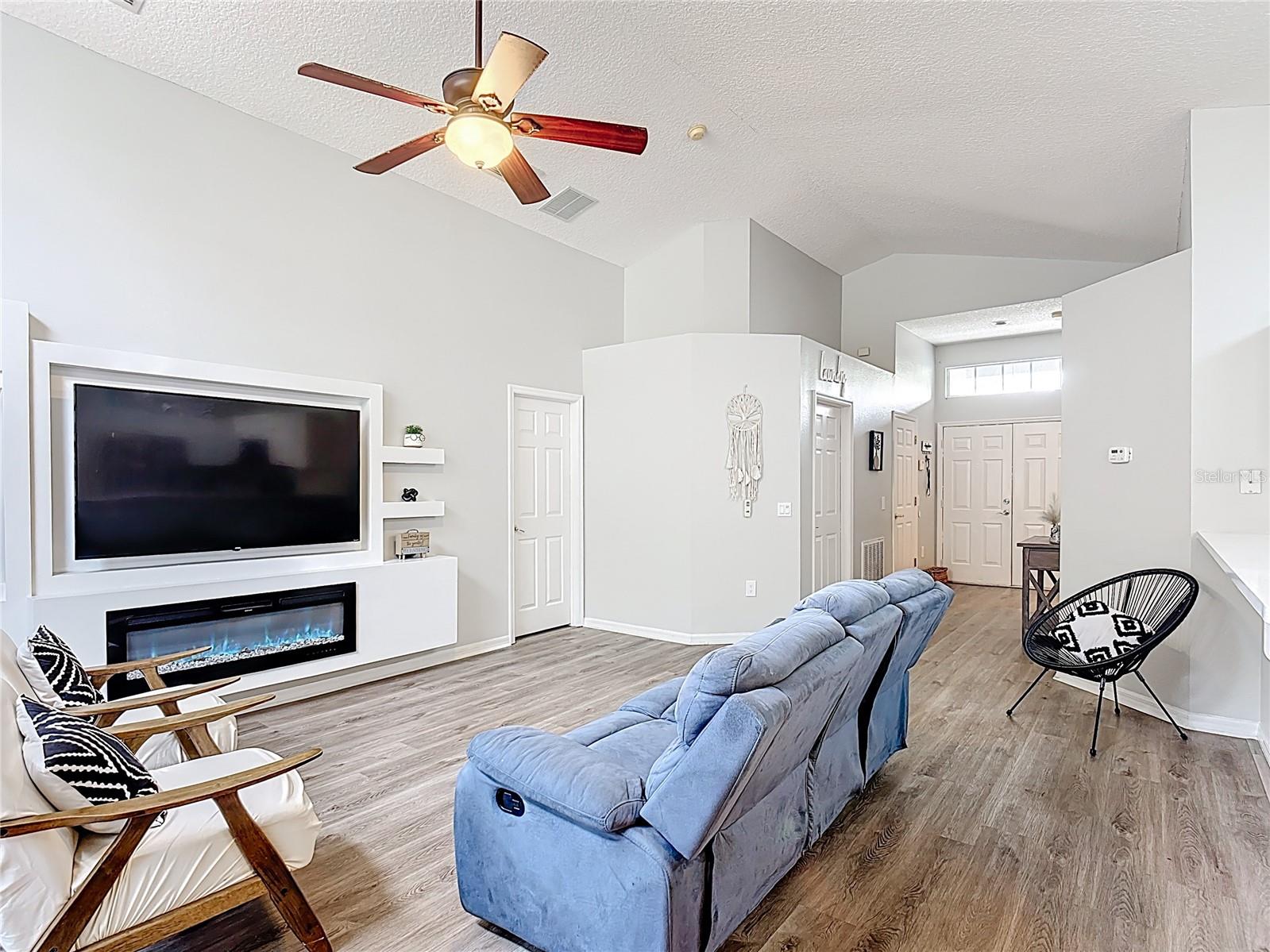 Image 11 of 48 For 4611 Cumbrian Lakes Drive