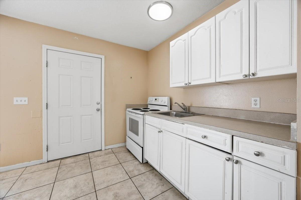 Image 7 of 12 For 2918 Fan Palm Drive Front Unit