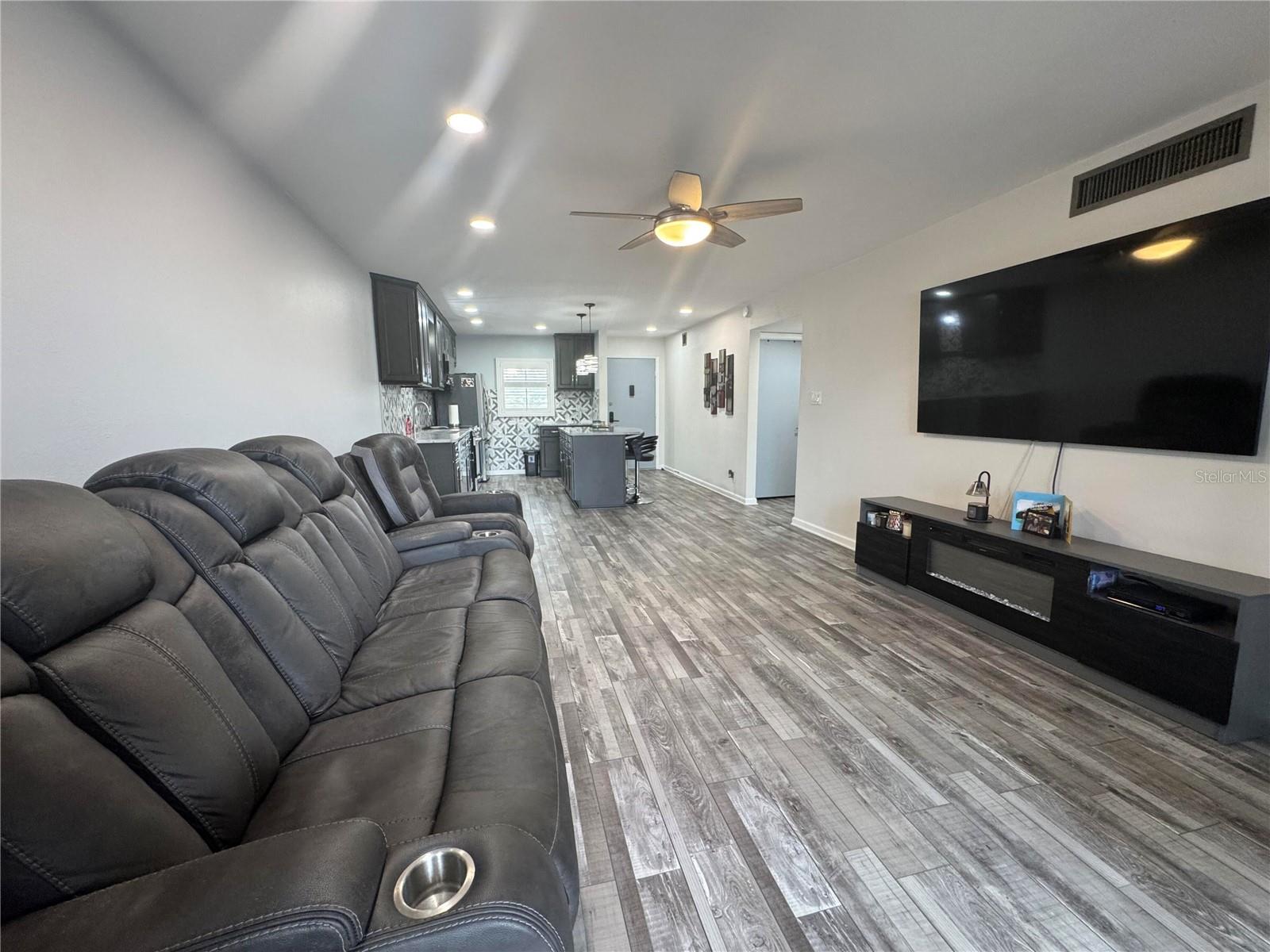 Image 6 of 23 For 11485 Oakhurst Road -211