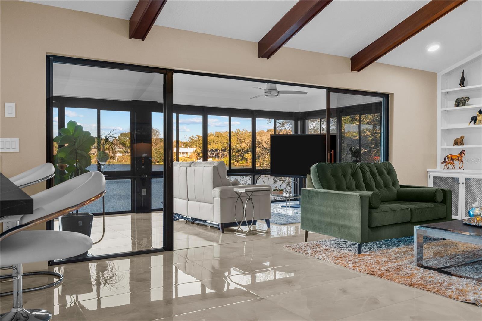 Listing photo id 11 for 3105 Lakeshore Court