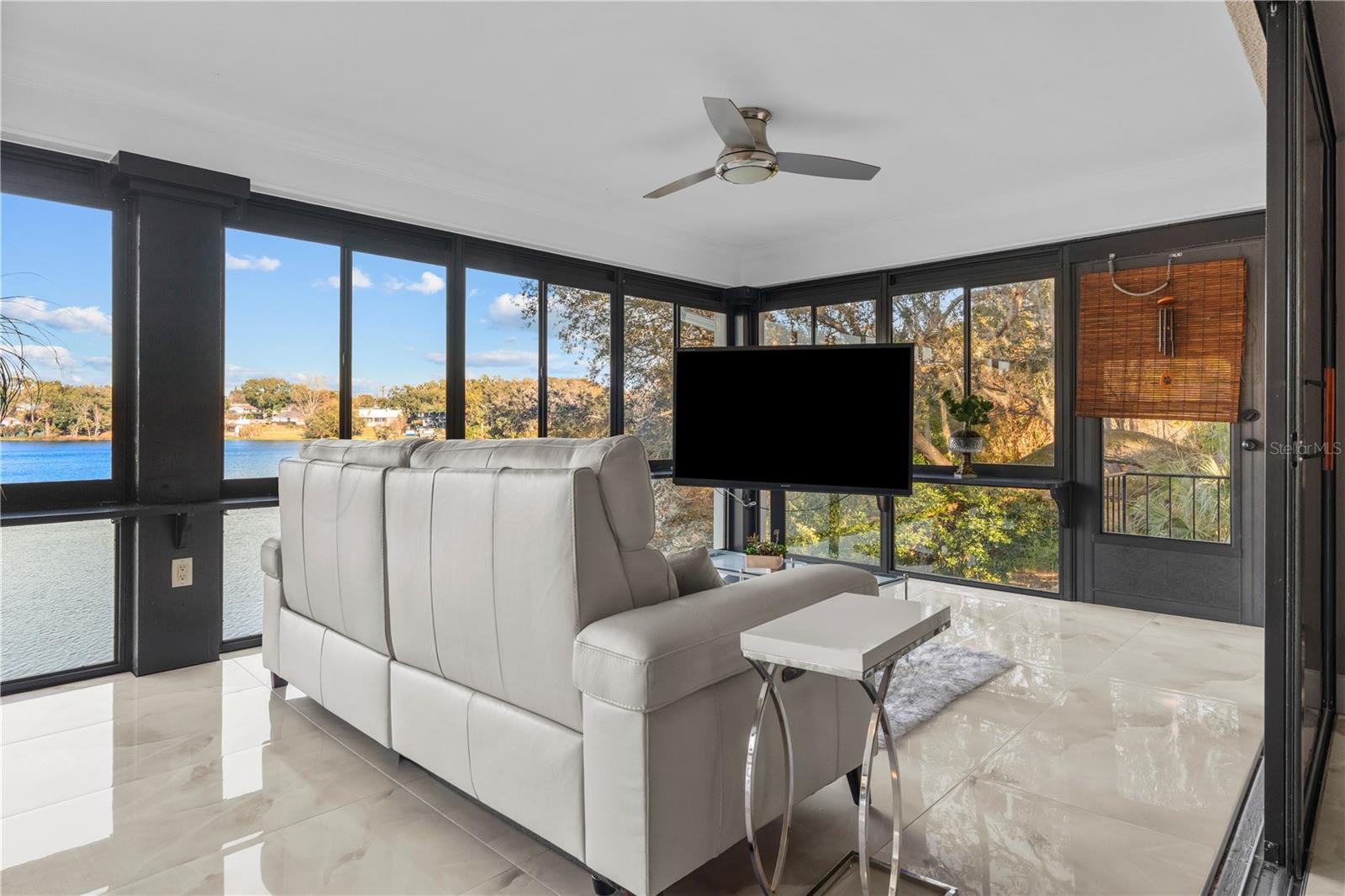 Listing photo id 12 for 3105 Lakeshore Court