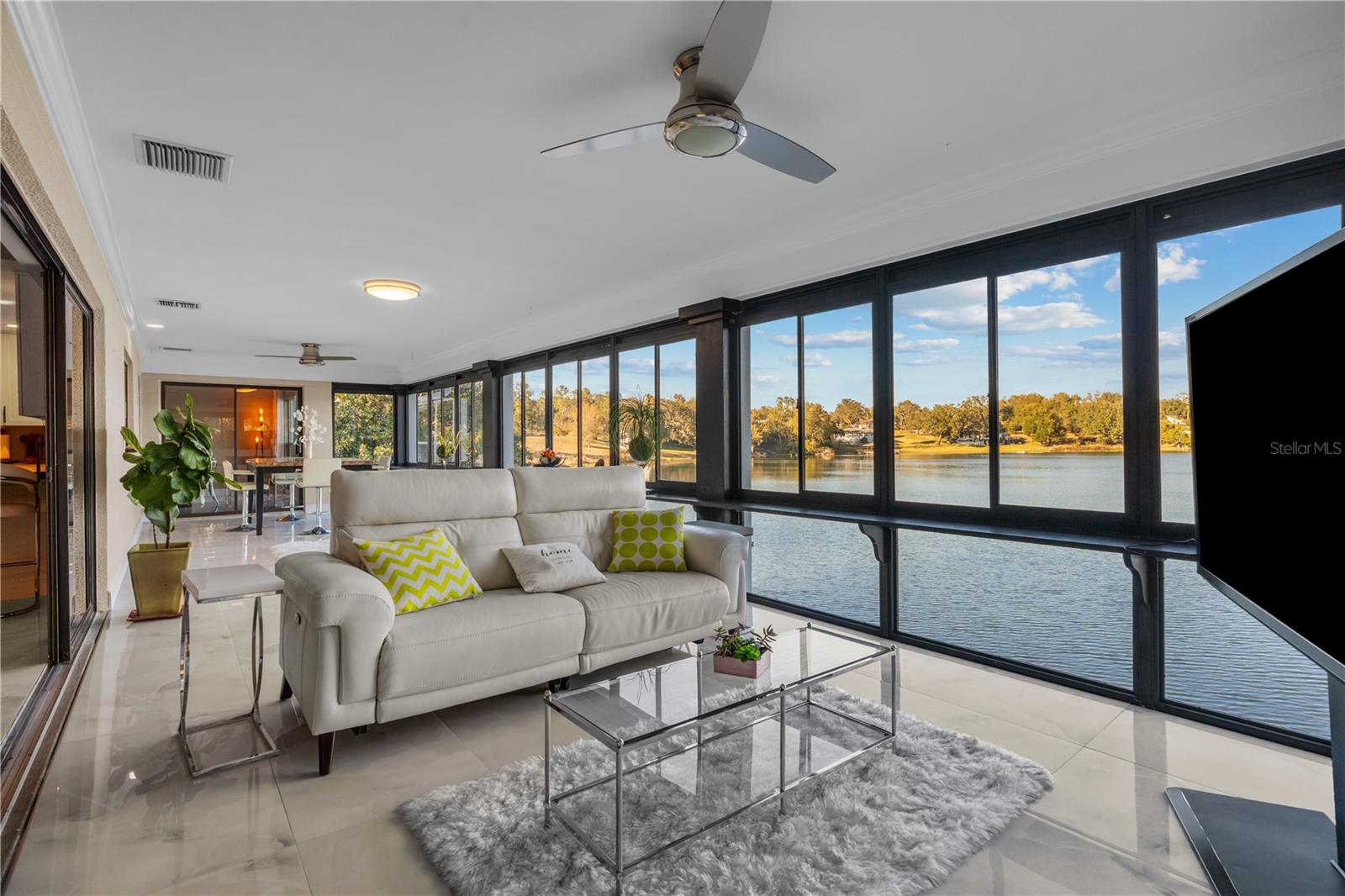 Listing photo id 13 for 3105 Lakeshore Court