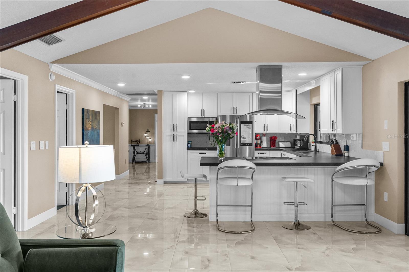 Listing photo id 17 for 3105 Lakeshore Court