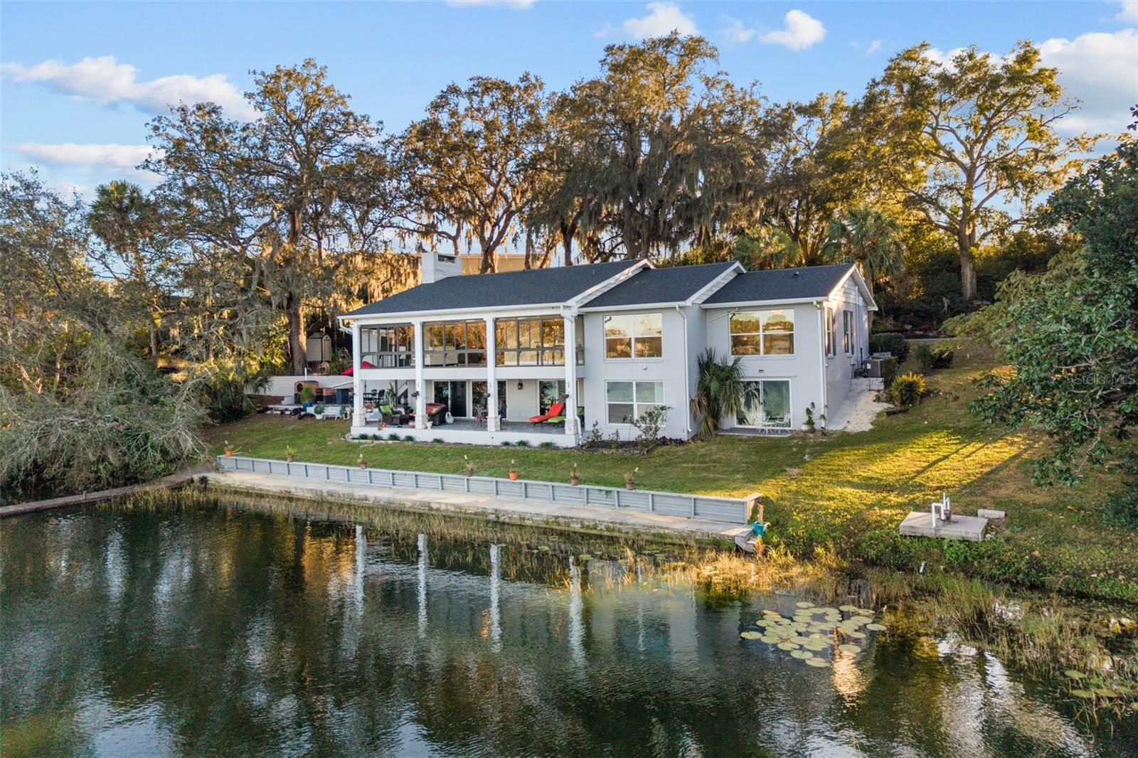 Listing photo id 0 for 3105 Lakeshore Court