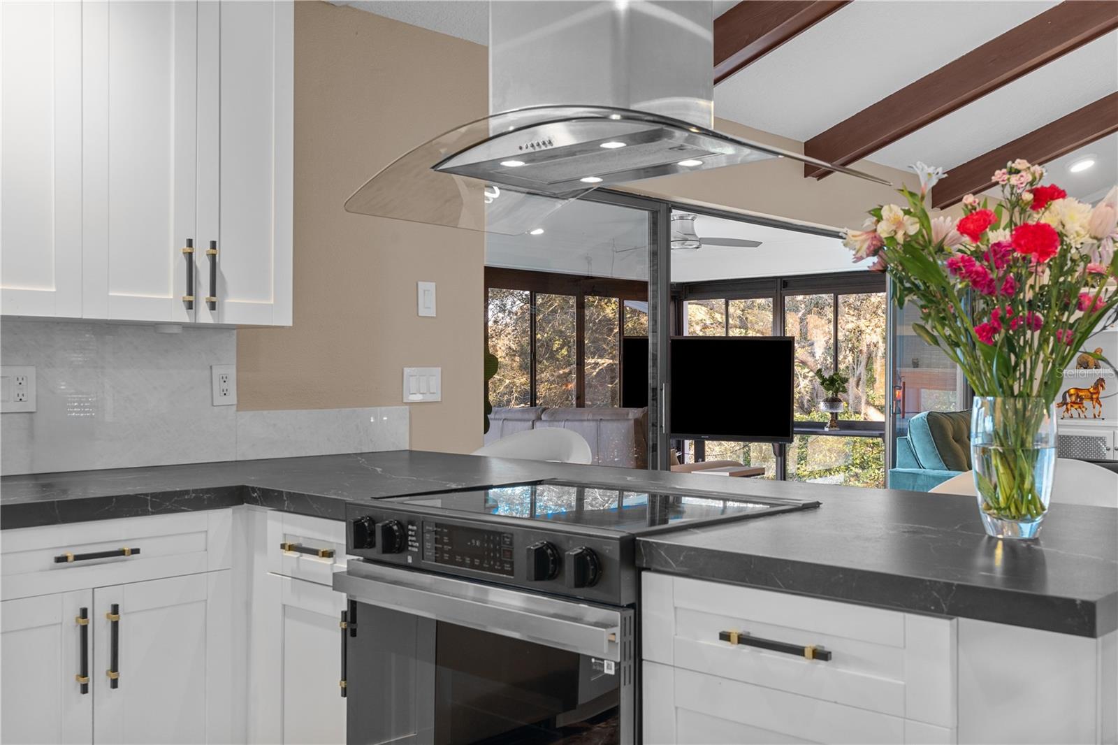 Listing photo id 18 for 3105 Lakeshore Court