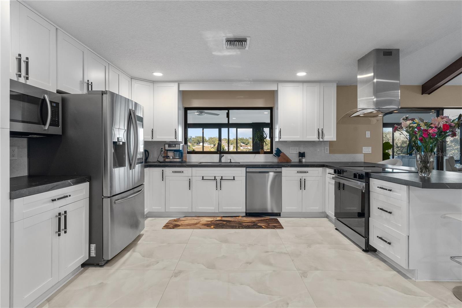 Listing photo id 19 for 3105 Lakeshore Court