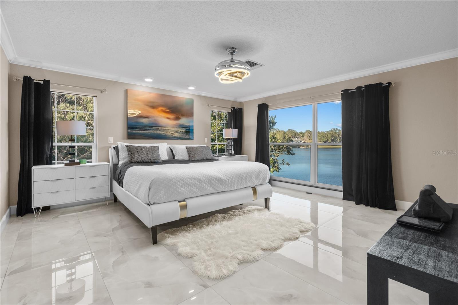 Listing photo id 21 for 3105 Lakeshore Court