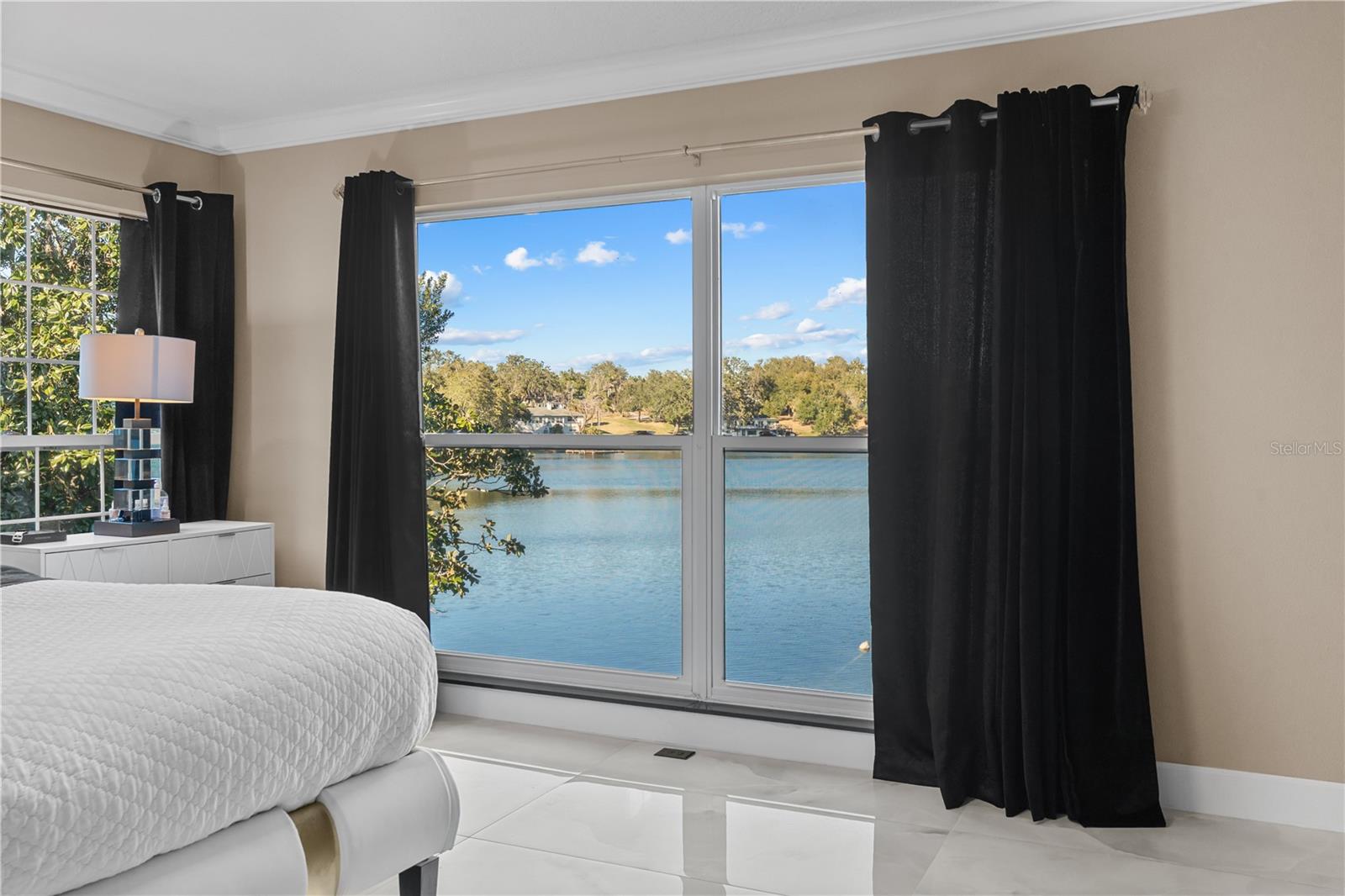 Listing photo id 22 for 3105 Lakeshore Court