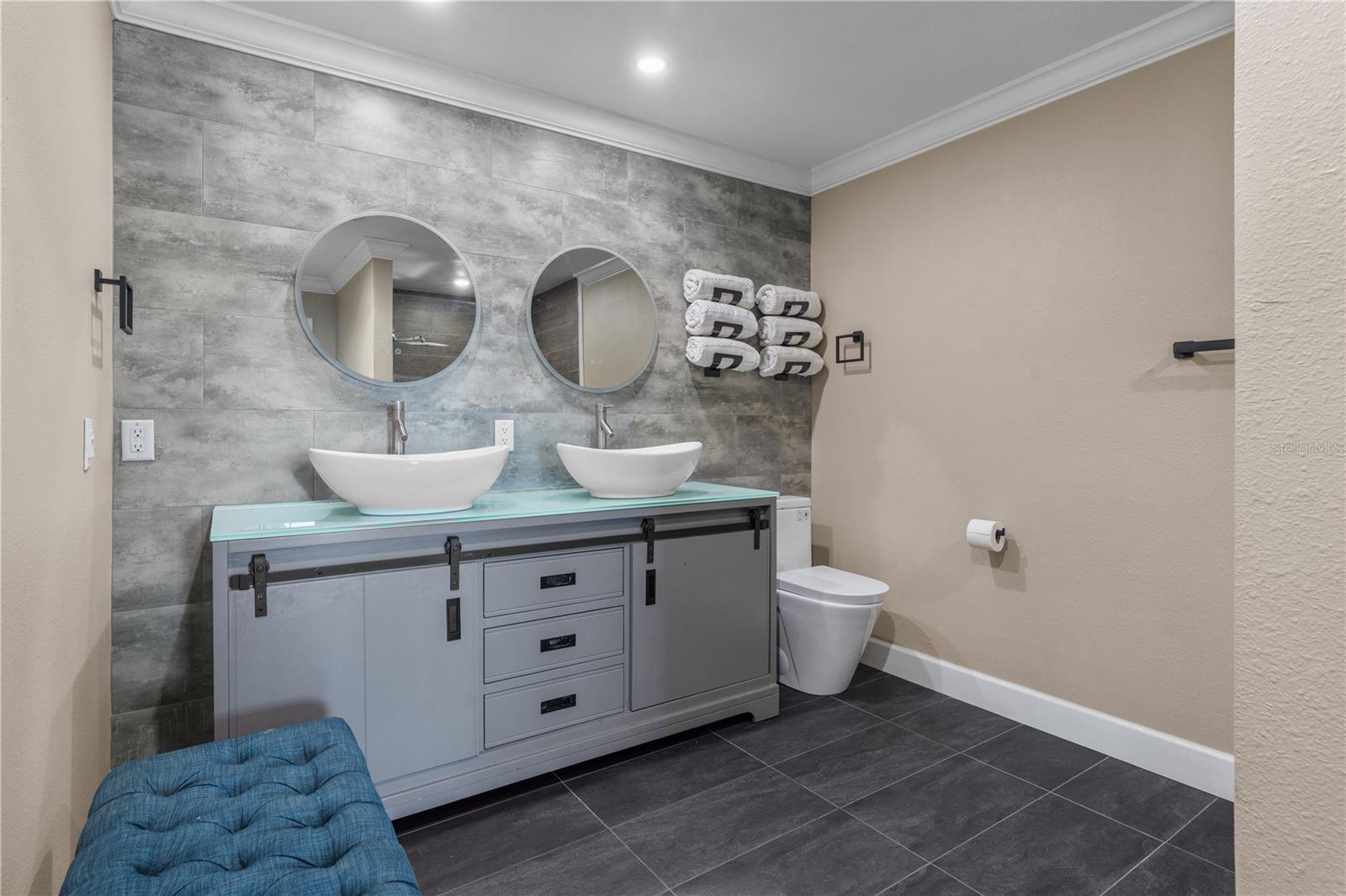 Listing photo id 24 for 3105 Lakeshore Court