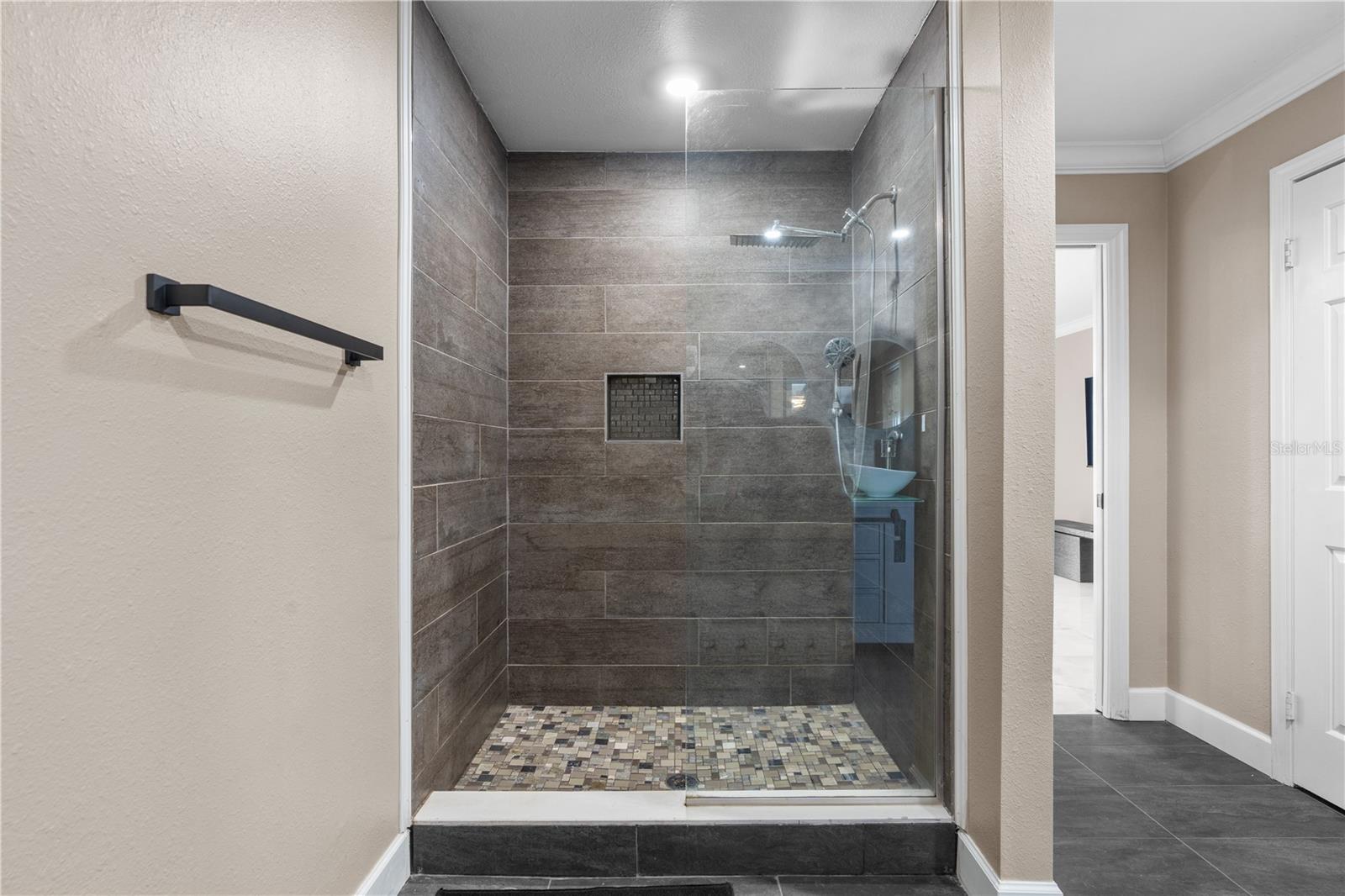 Listing photo id 25 for 3105 Lakeshore Court