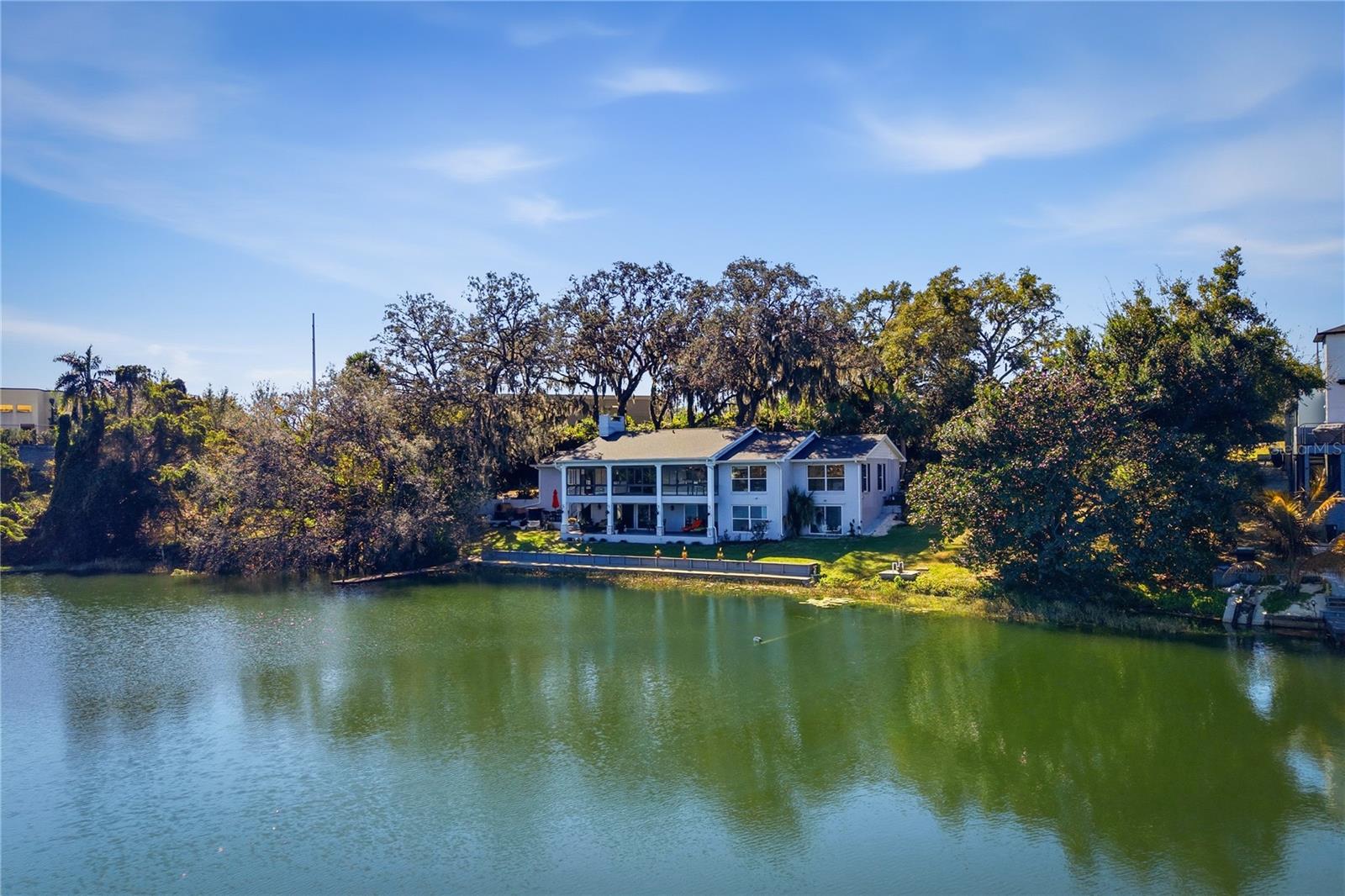 Listing photo id 1 for 3105 Lakeshore Court