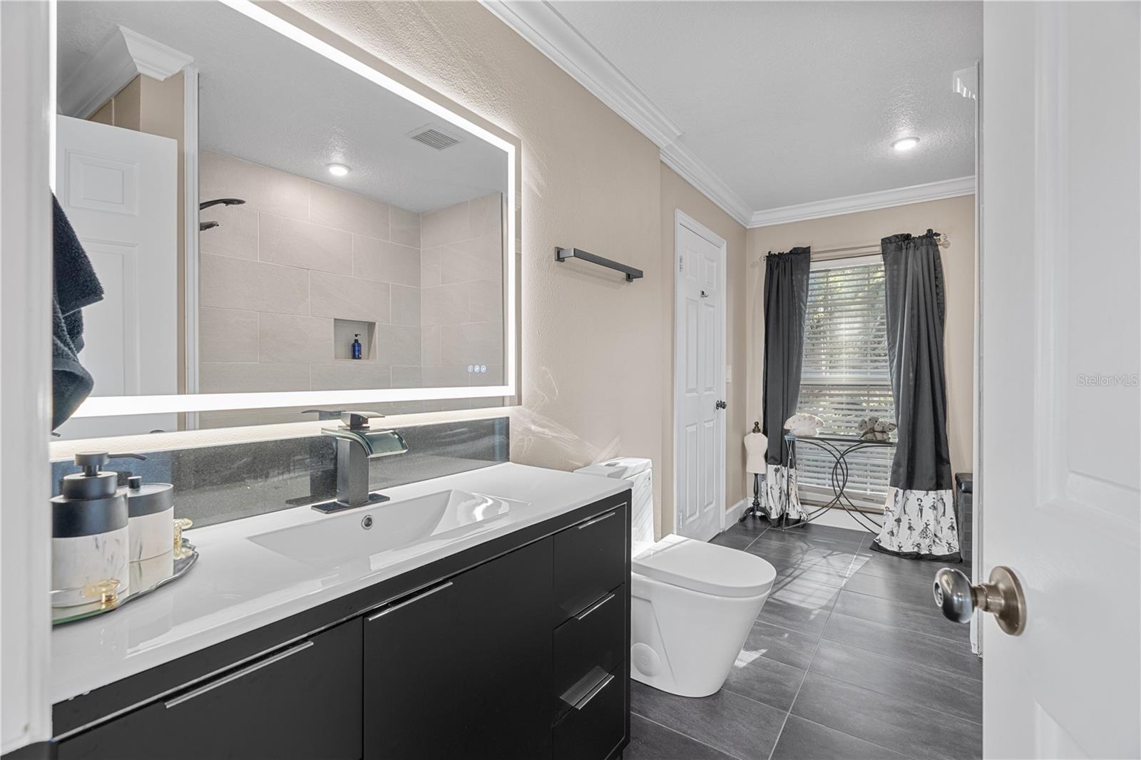 Listing photo id 30 for 3105 Lakeshore Court