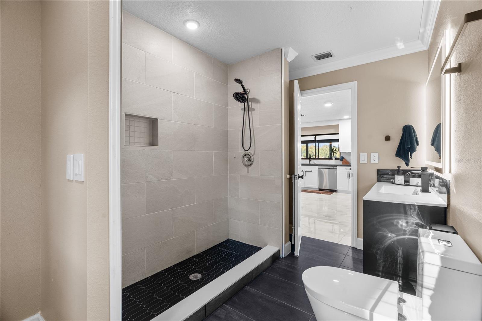 Listing photo id 31 for 3105 Lakeshore Court