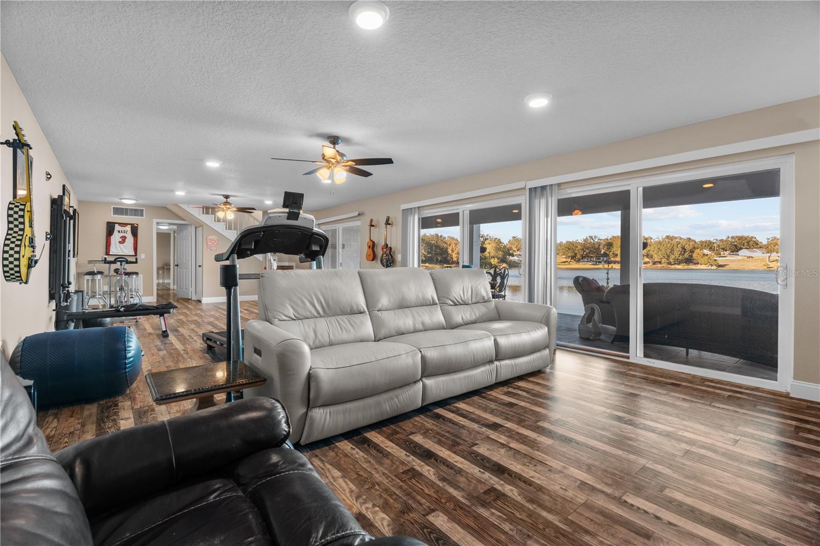 Listing photo id 37 for 3105 Lakeshore Court