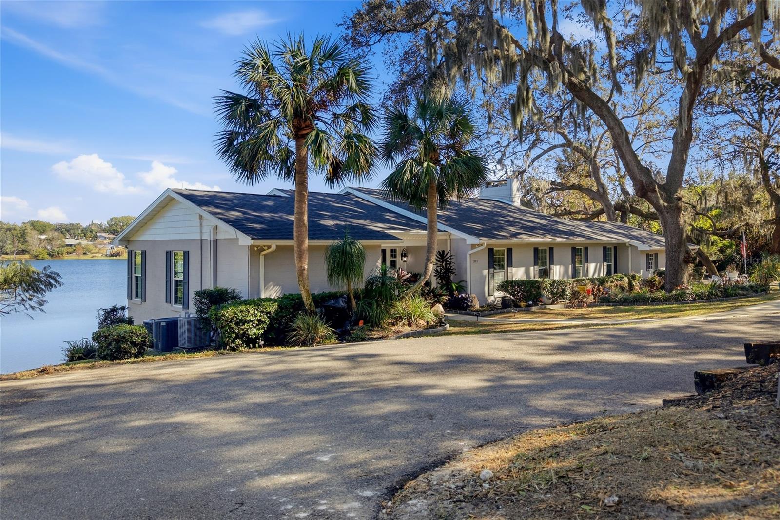 Listing photo id 2 for 3105 Lakeshore Court