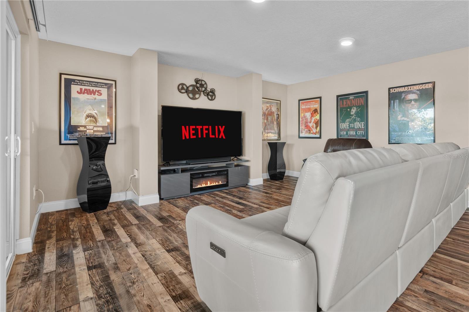 Listing photo id 38 for 3105 Lakeshore Court