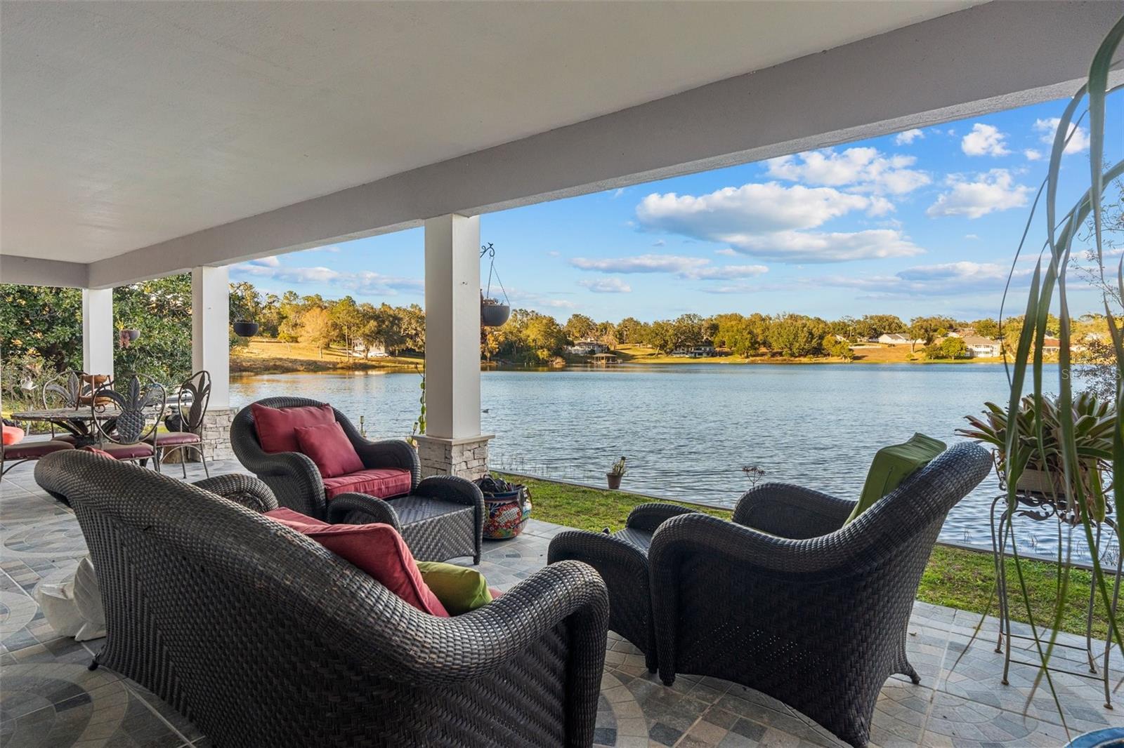 Listing photo id 40 for 3105 Lakeshore Court