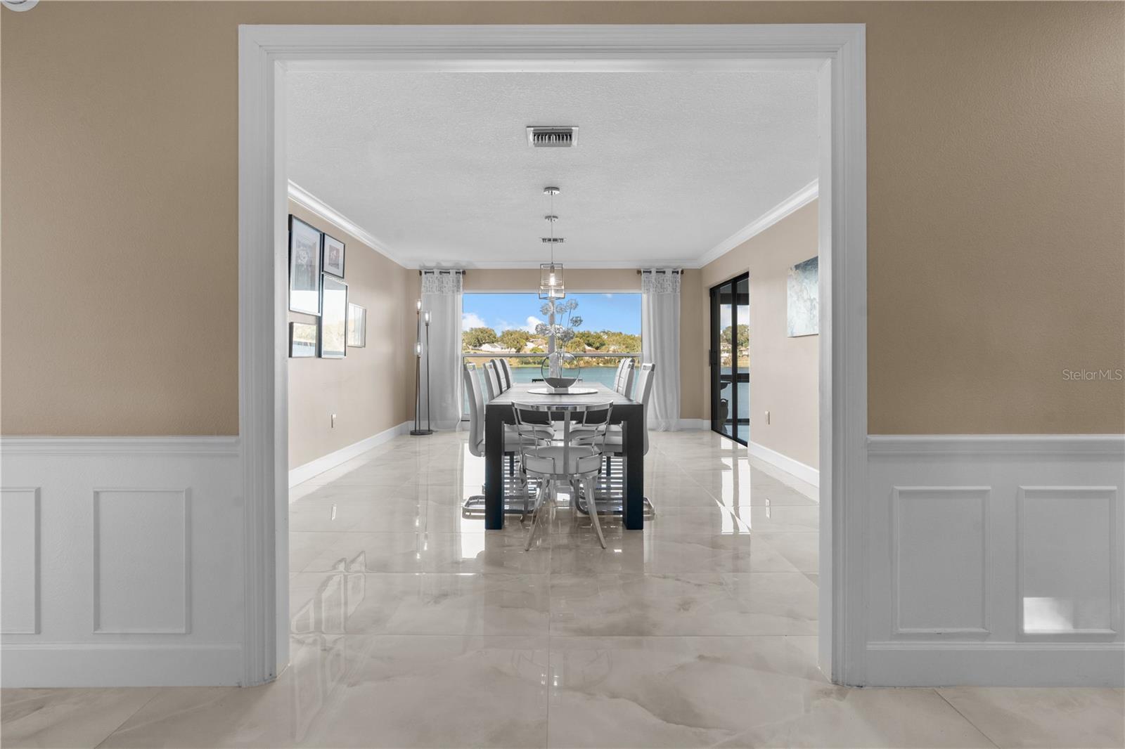 Listing photo id 4 for 3105 Lakeshore Court