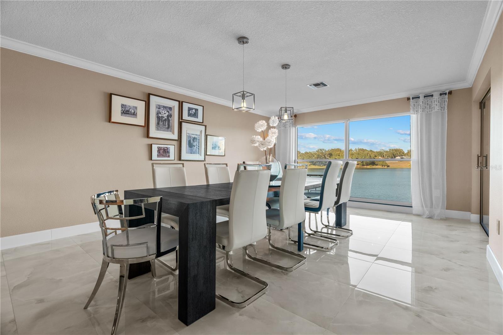 Listing photo id 5 for 3105 Lakeshore Court