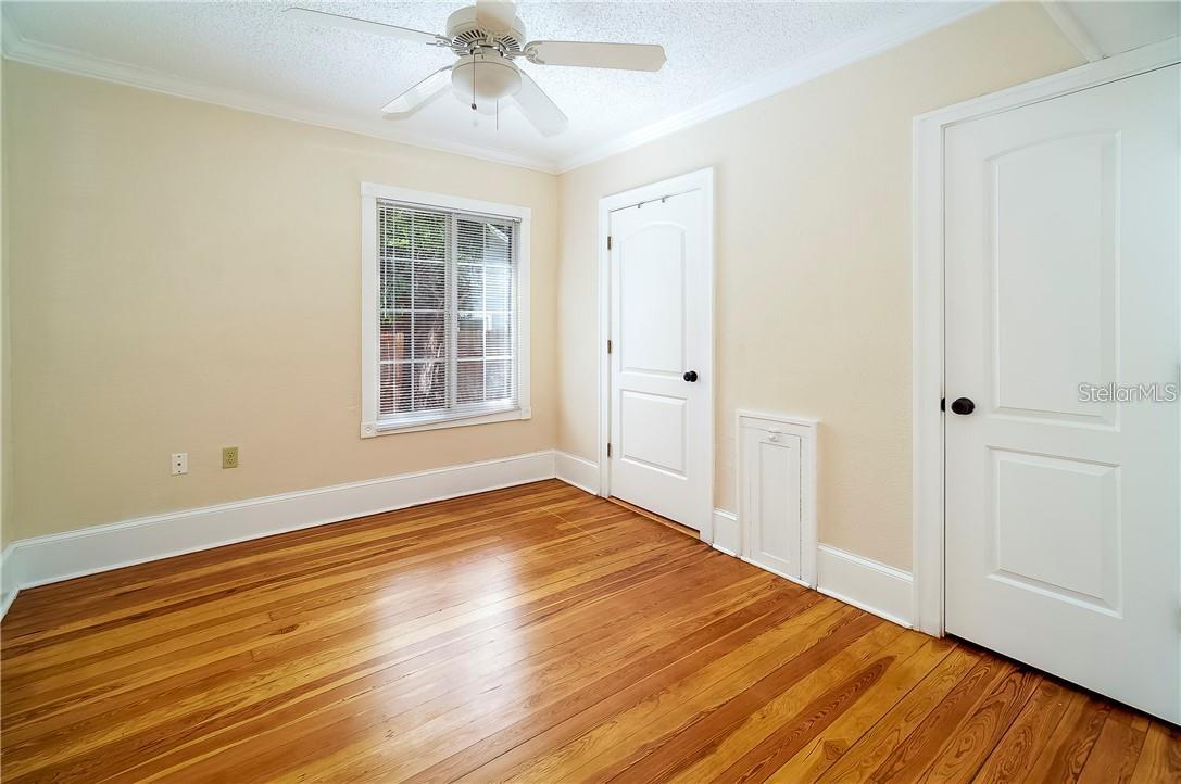 Listing photo id 11 for 443 Shine Avenue