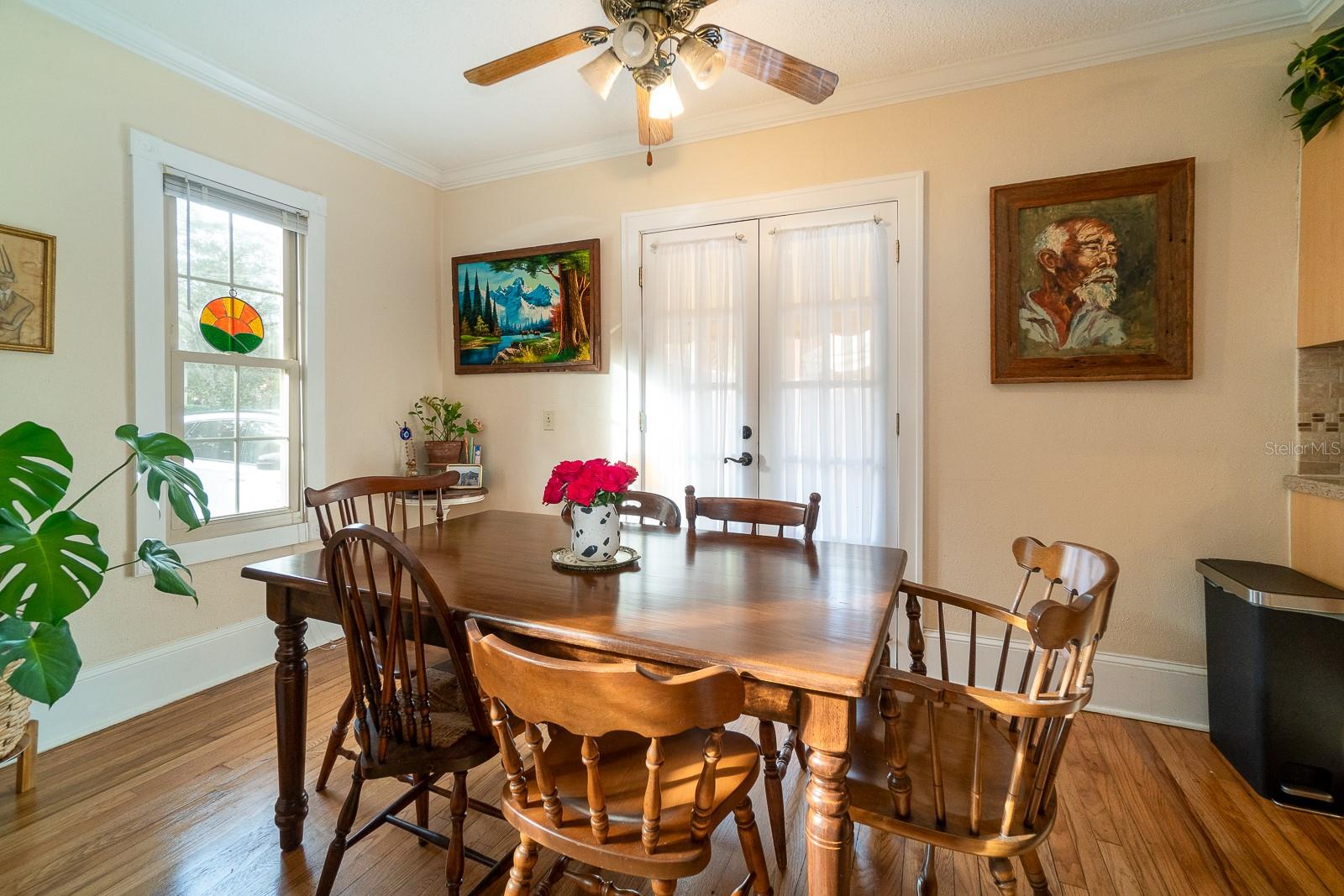 Listing photo id 5 for 443 Shine Avenue