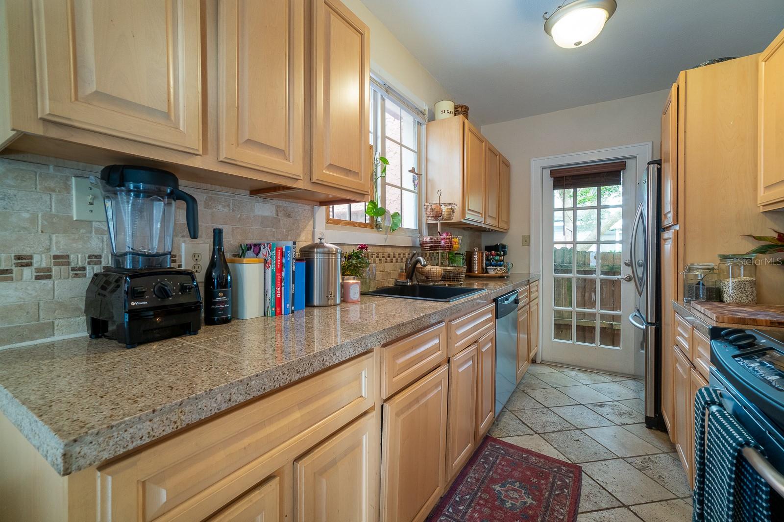 Listing photo id 6 for 443 Shine Avenue