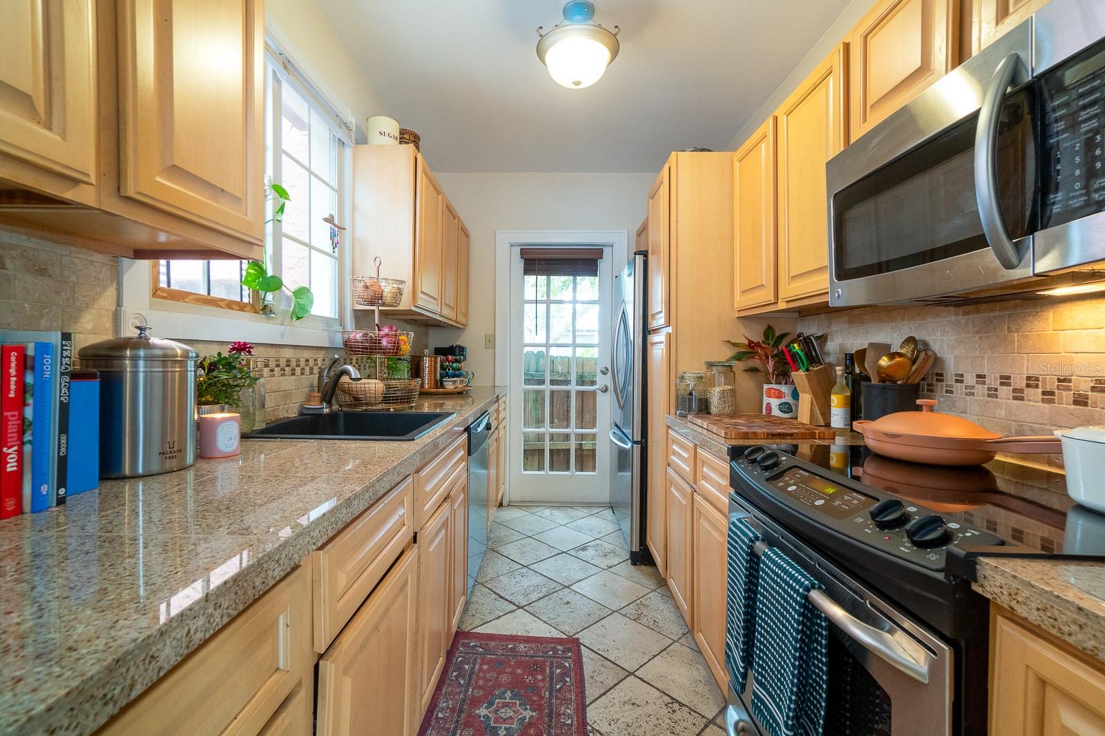 Listing photo id 7 for 443 Shine Avenue