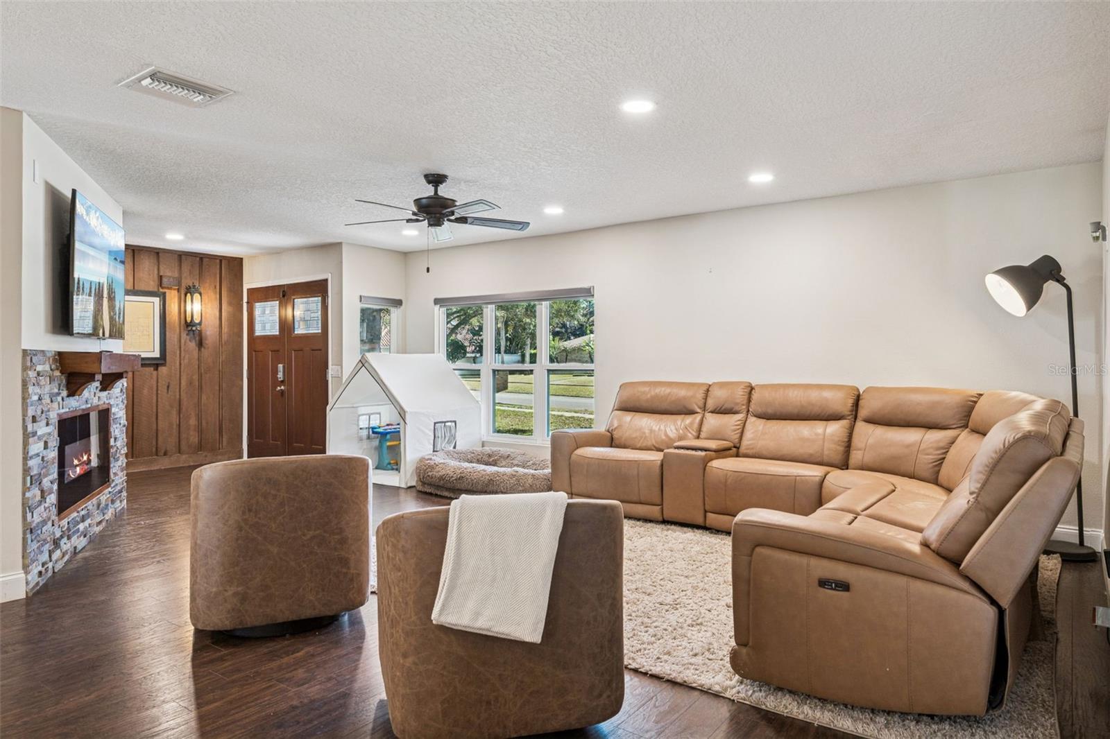 Image 4 of 32 For 8937 Easterling Drive