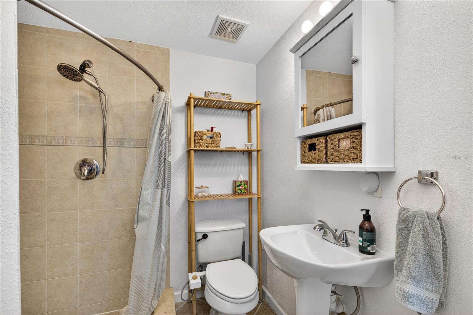 Image 8 of 27 For 1943 Cloverlawn Avenue