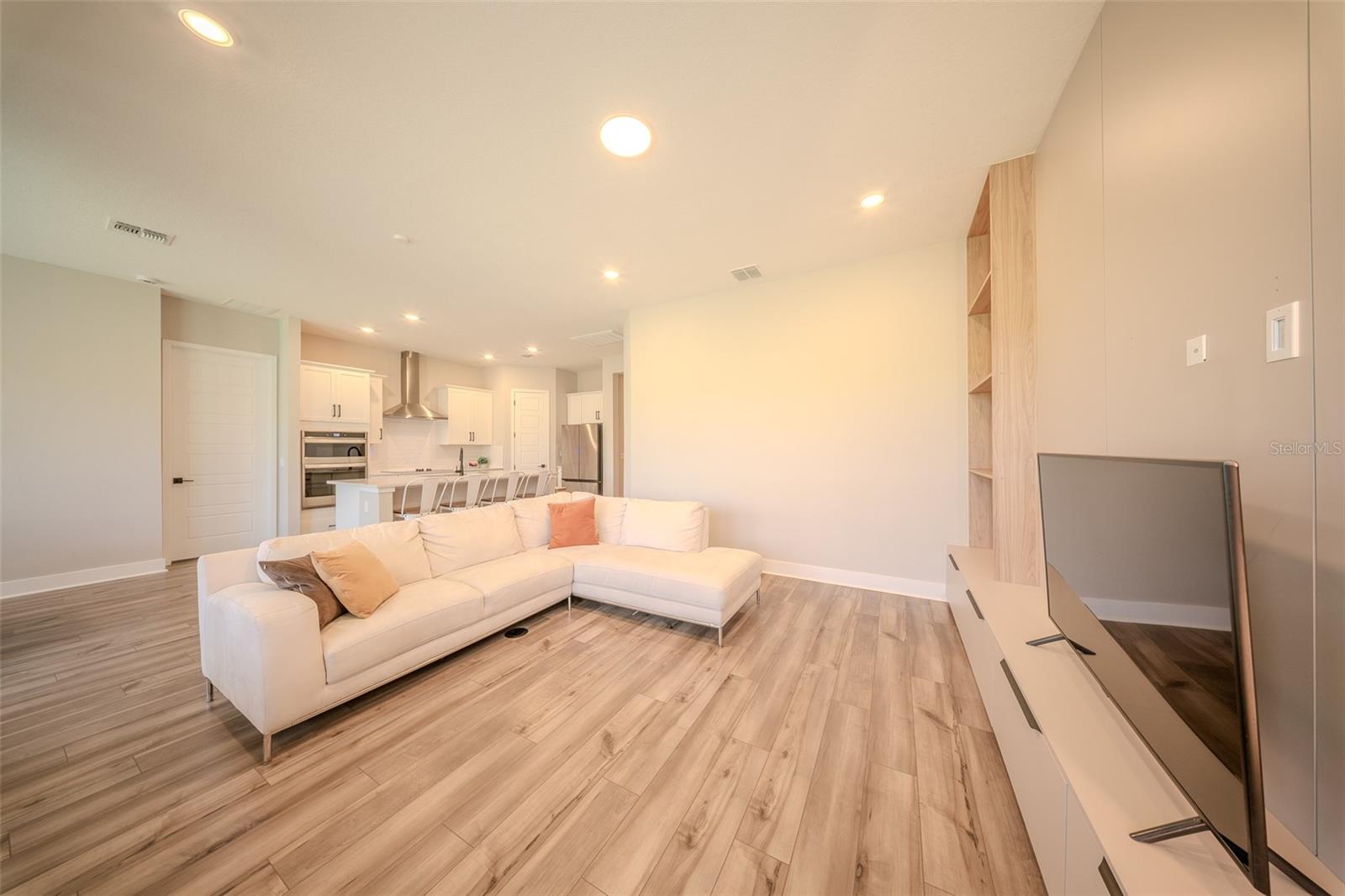 Listing photo id 9 for 16055 Silver Brook Way