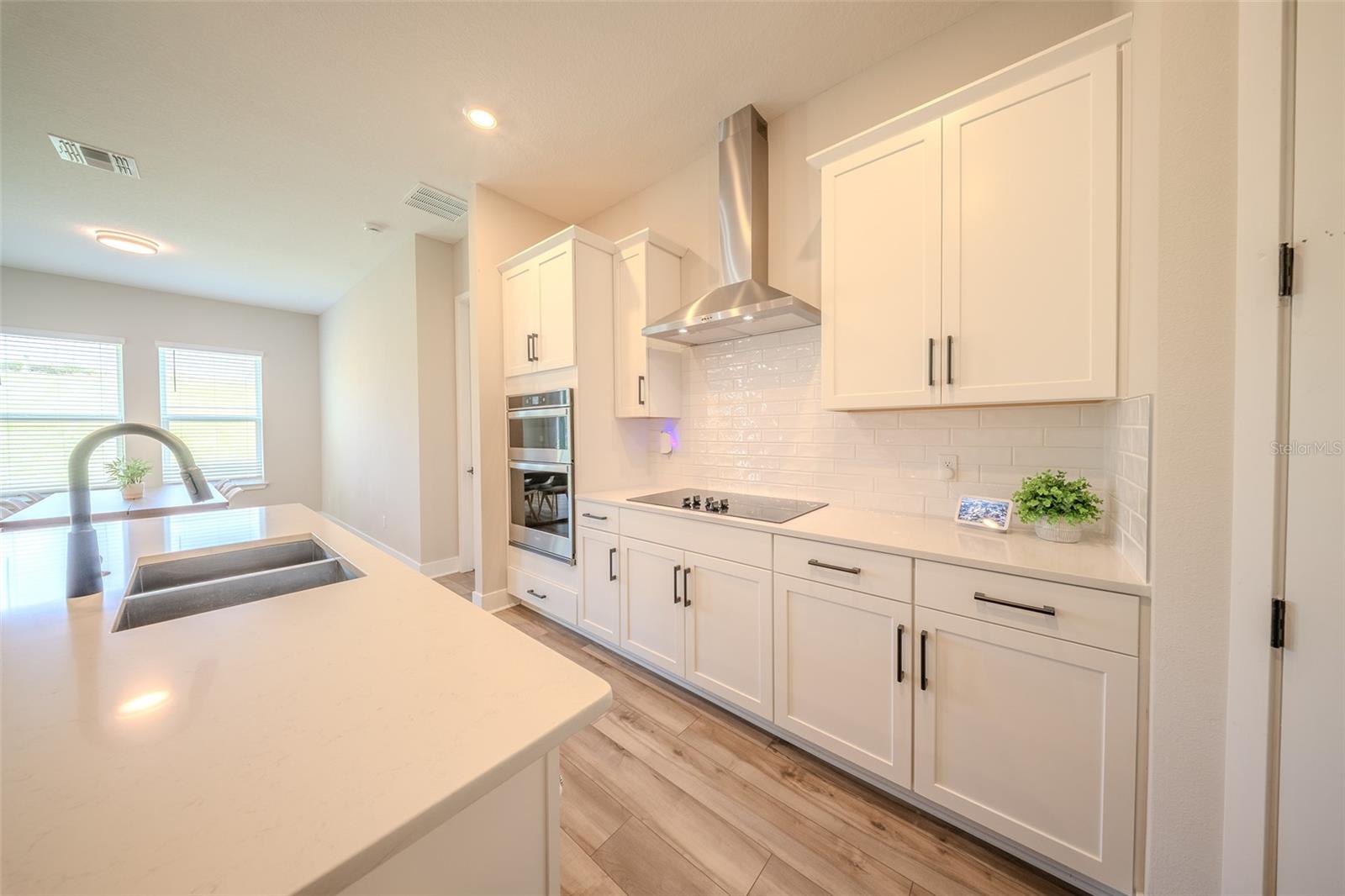 Listing photo id 3 for 16055 Silver Brook Way