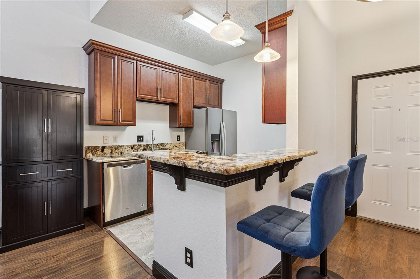 Image 11 of 23 For 145 Pearl Lake Cswy  208