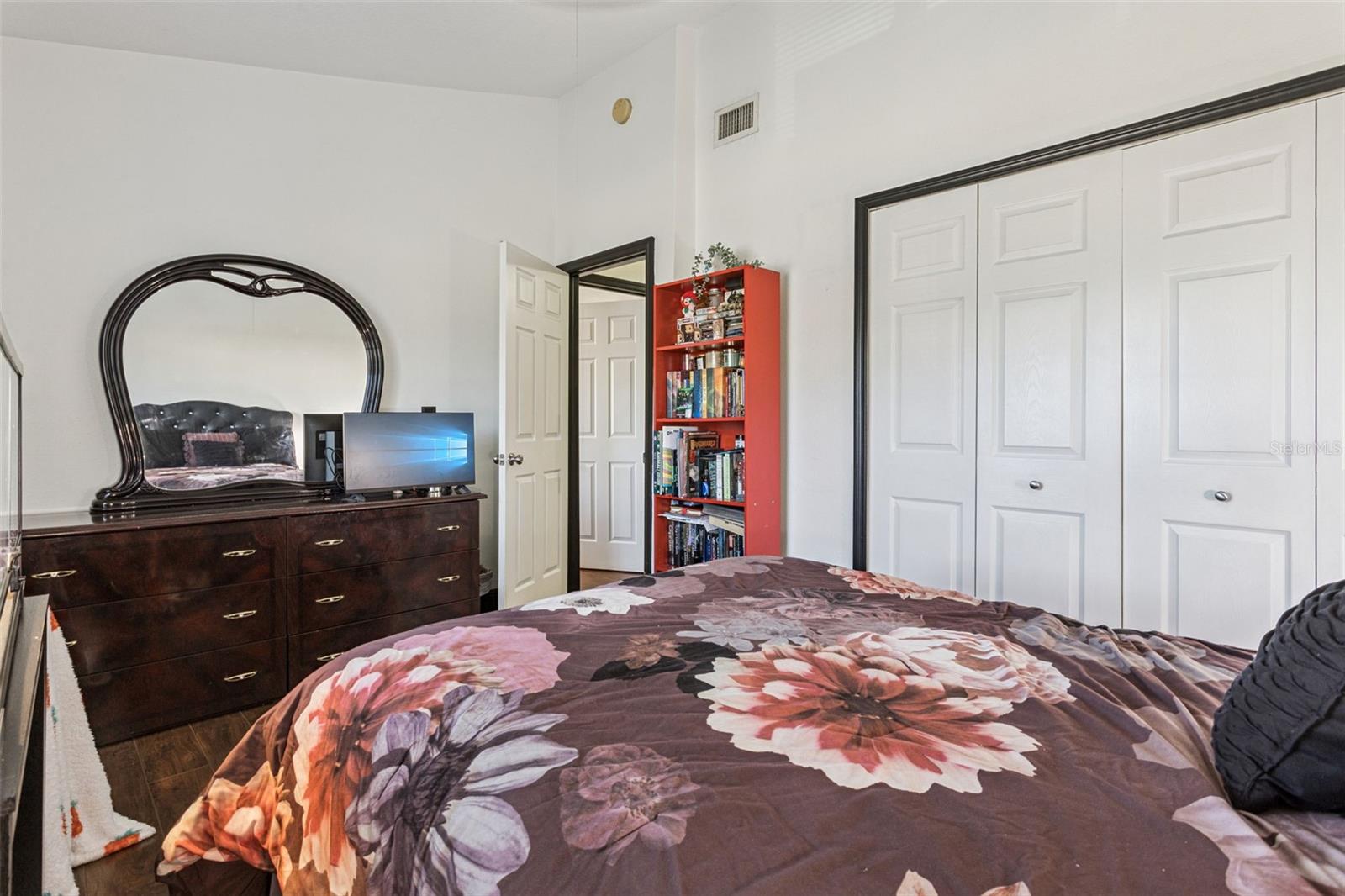 Image 18 of 23 For 145 Pearl Lake Cswy  208