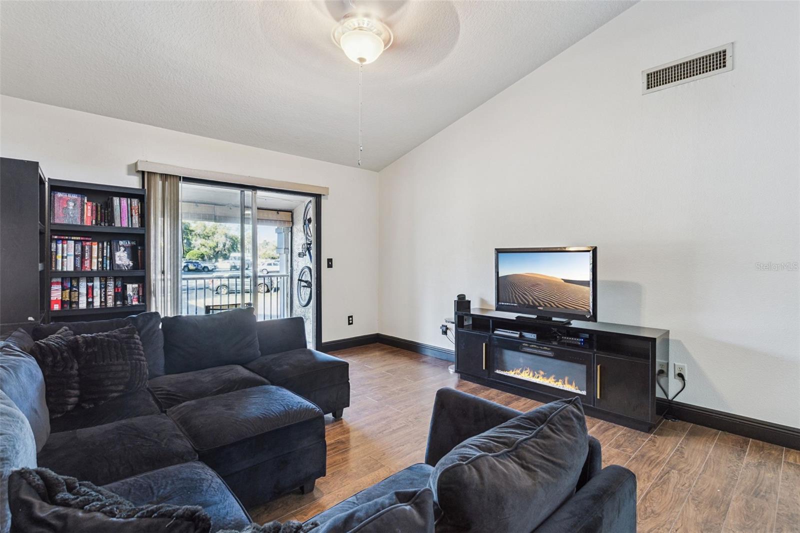 Image 4 of 23 For 145 Pearl Lake Cswy  208