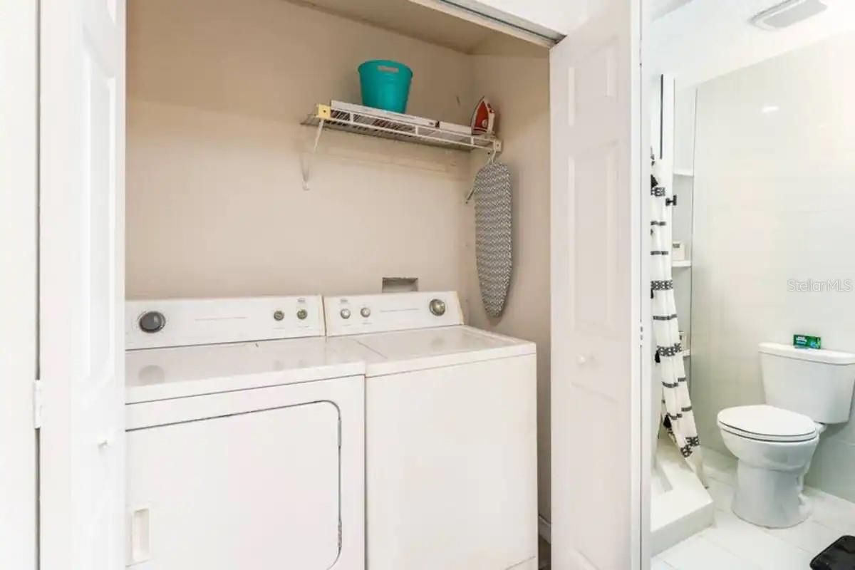 Listing photo id 8 for 2301 Carlton Drive