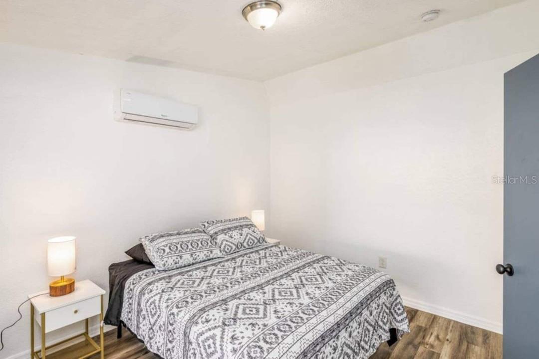 Listing photo id 15 for 2301 Carlton Drive