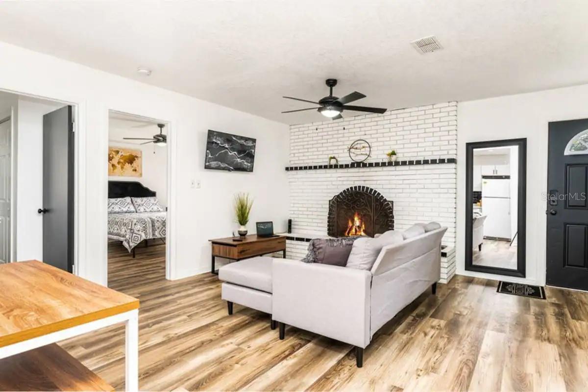 Listing photo id 1 for 2301 Carlton Drive