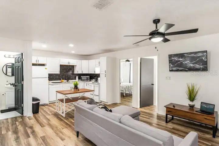 Listing photo id 2 for 2301 Carlton Drive