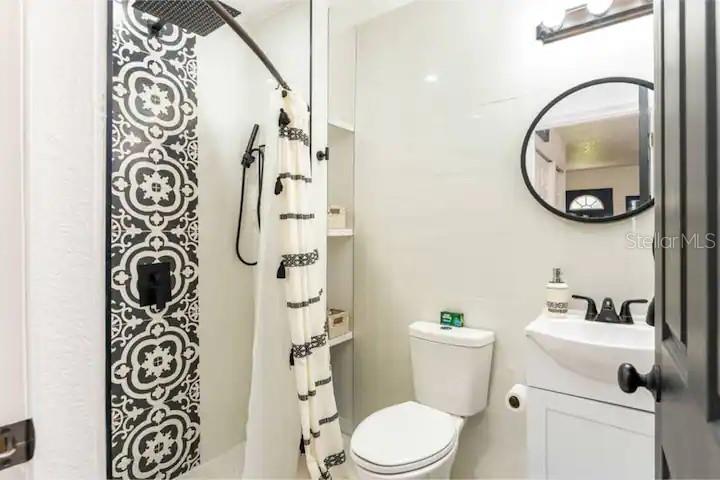 Listing photo id 5 for 2301 Carlton Drive