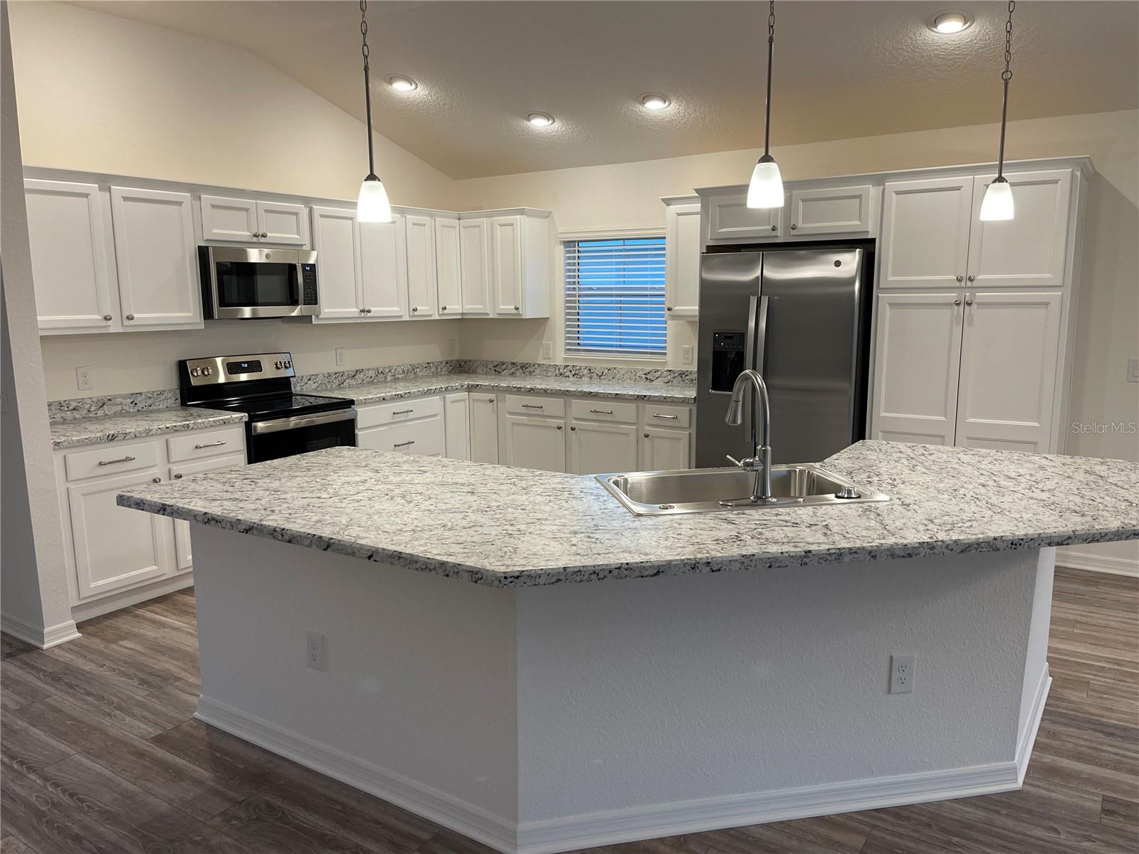 Image 3 of 18 For 2740 Alder Avenue