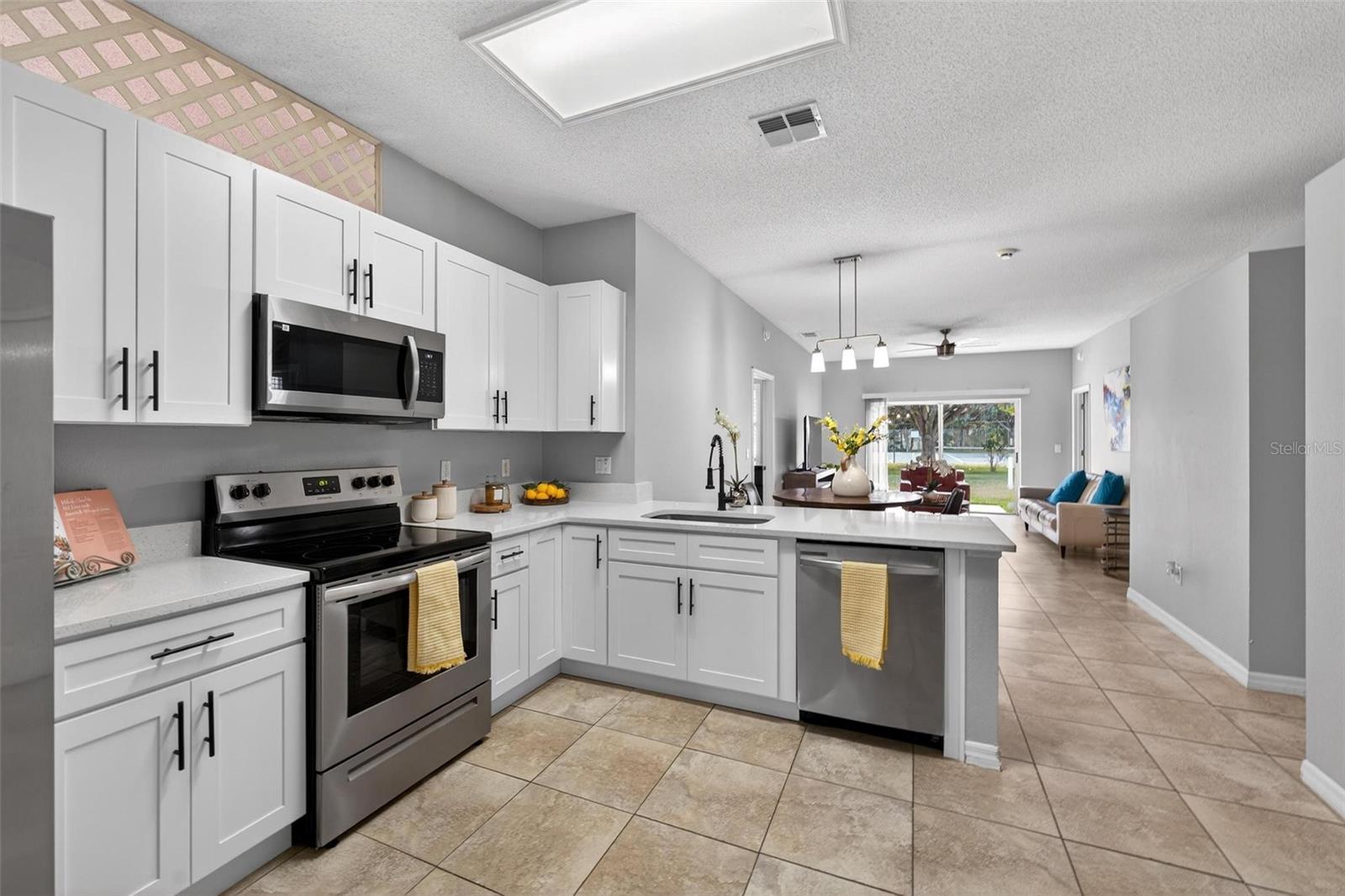 Image 2 of 45 For 1850 Emerald Green Circle