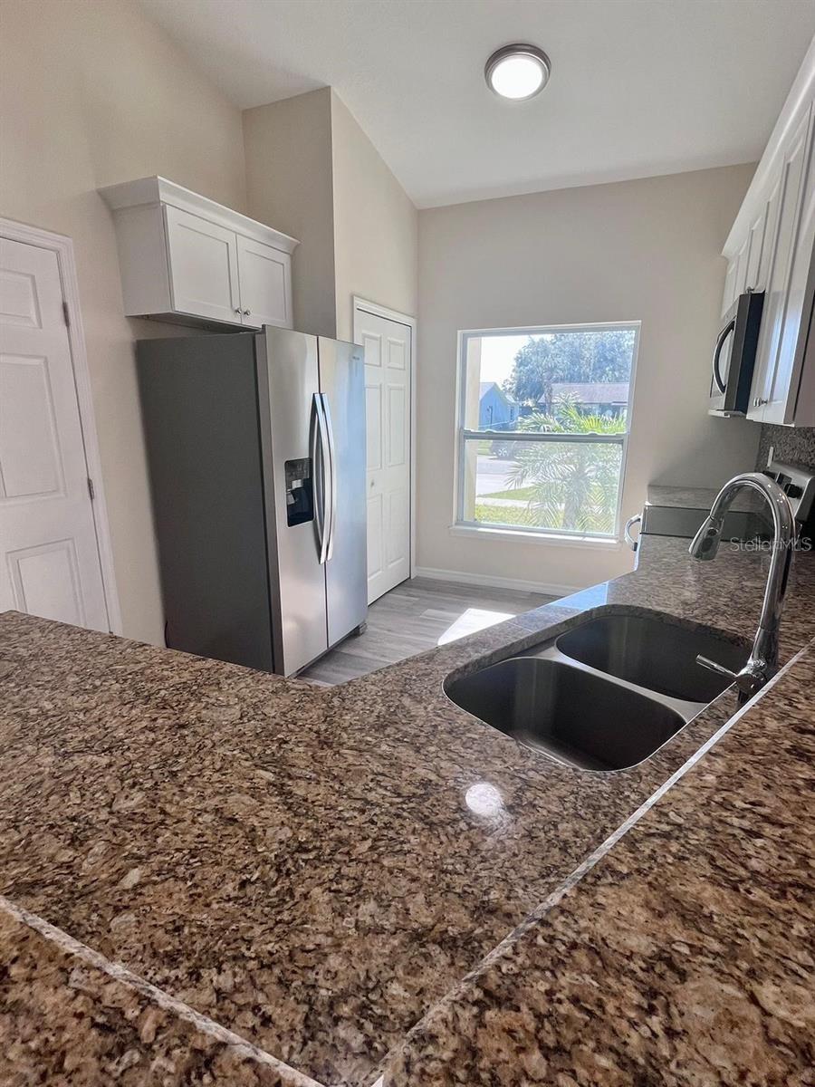 Image 6 of 18 For 925 Lora Street