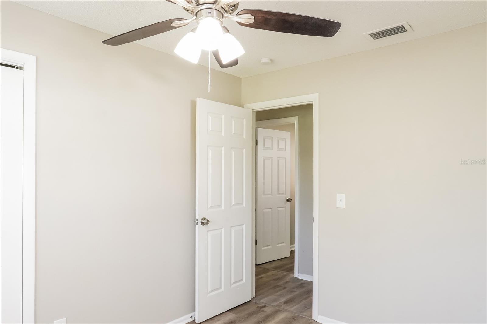 Image 10 of 16 For 913 Redwood Court