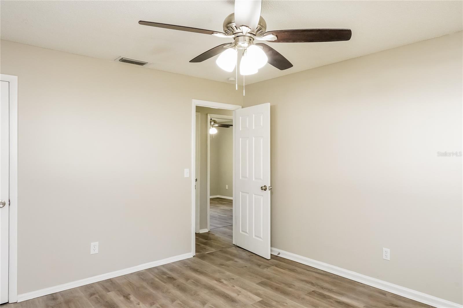 Image 11 of 16 For 913 Redwood Court